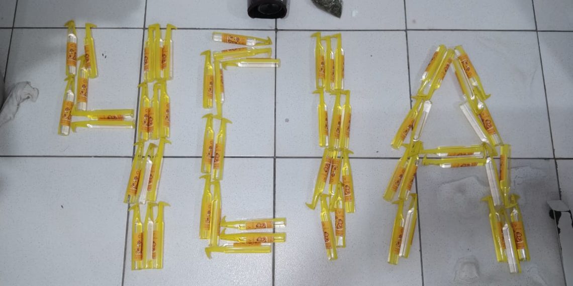 PM apreende duas caixas com 74 frascos de lança-perfume no Povoado Santa Rosa