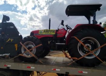 Trator e implementos agrícolas entregues em comunidade rural de Santaluz melhora produção de agricultores