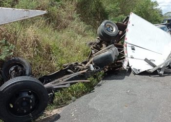 Duas pessoas morrem após colisão entre dois veículos na BR-101