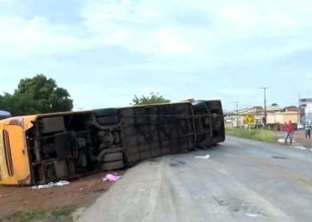 Quatro pessoas morrem e mais de 20 ficam feridas após ônibus tombar em Barreiras