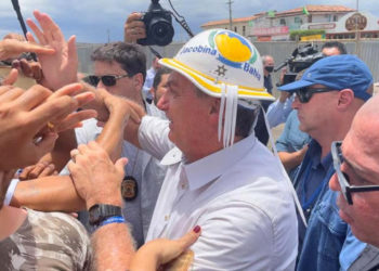 Bolsonaro é presenteado com chapéu nordestino com o nome Jacobina