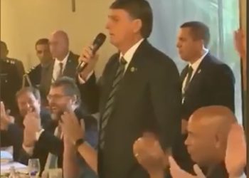 Durante almoço em Brasília, Bolsonaro manda imprensa enfiar no rabo as latas de leite condensado