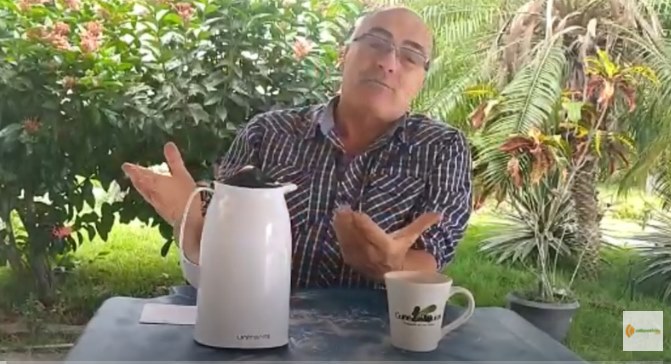 Ponto do Cafezinho: o assunto é vacina e bodega com 180 tipo de cachaça a base de folha
