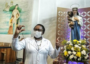 Primeira vacinada em Salvador, enfermeira pede aos baianos: ‘Não tenham medo’