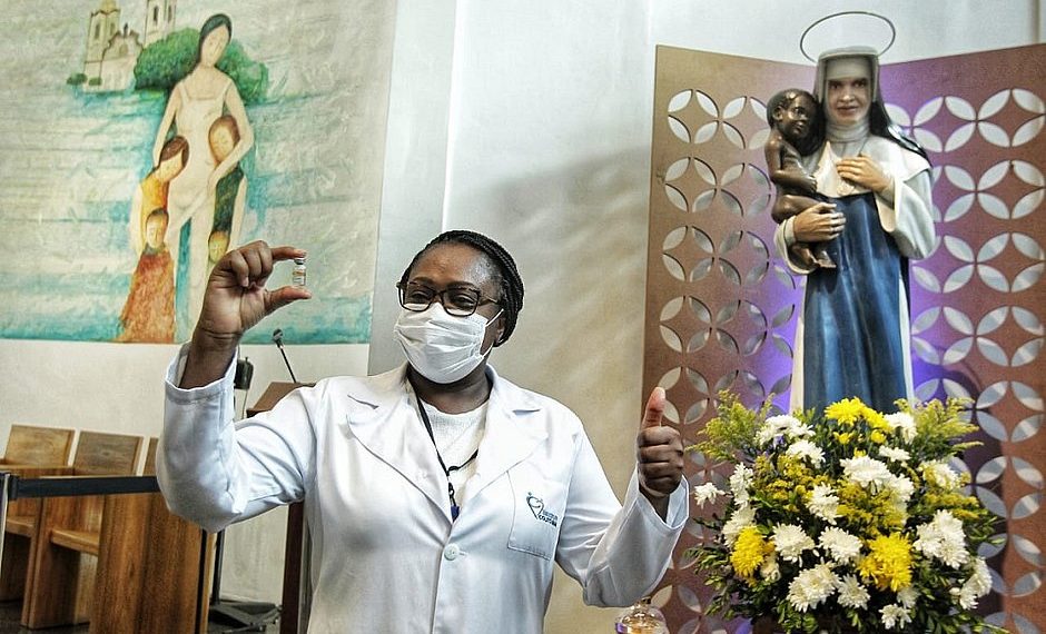 Primeira vacinada em Salvador, enfermeira pede aos baianos: ‘Não tenham medo’