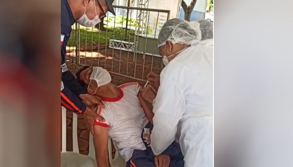 GO – Socorrista do Samu desmaia de medo de agulha, mas faz questão de se vacinar contra a Covid