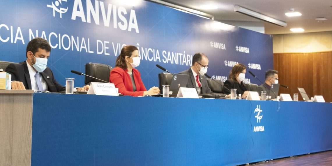 Técnicos da Anvisa recomendam uso emergencial da vacina de Oxford