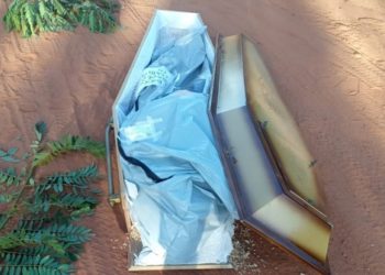 Moradores encontram caixão com corpo em estrada de cidade no oeste da Bahia
