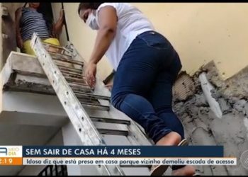 Idosa fica cerca de 4 meses ‘presa’ em casa depois de vizinho demolir escada de acesso