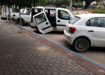 Prefeito de Senhor do Bonfim expõe frota sucateada em praça pública