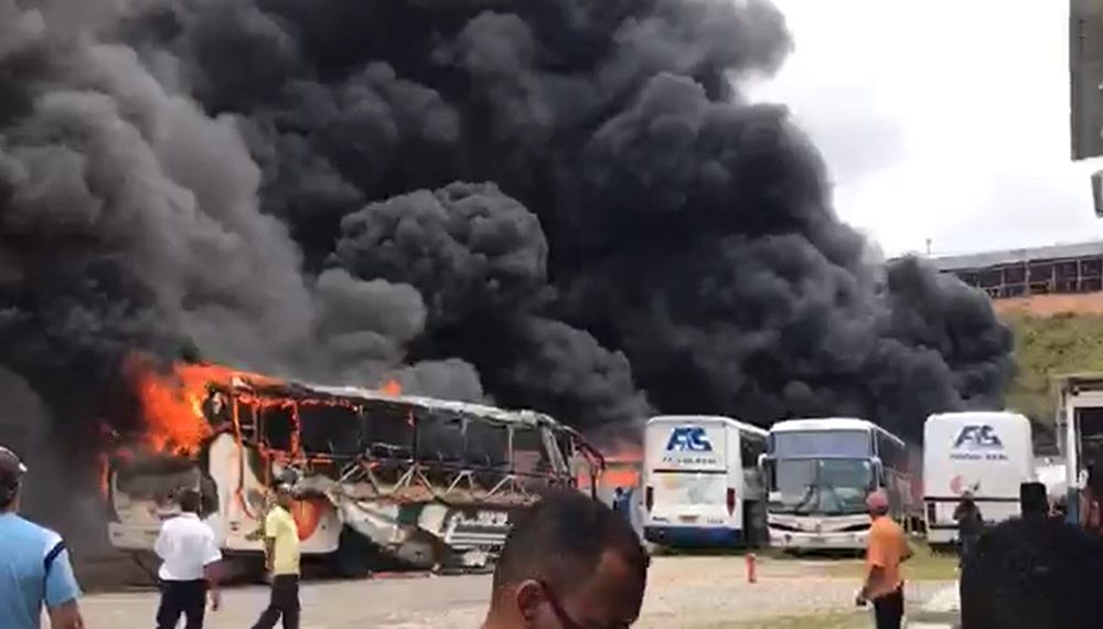Incêndio atinge garagem de ônibus da São Luiz em Salvador e destrói doze ônibus