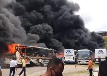 Incêndio atinge garagem de ônibus da São Luiz em Salvador e destrói doze ônibus