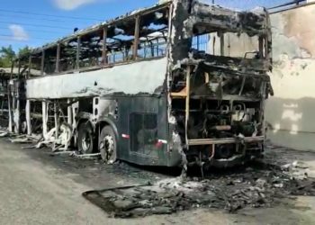 Dois ônibus da banda ‘Os Clones’ são destruídos pelo fogo em Feira de Santana