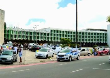 Protesto organizado por pais de alunos de escolas particulares reivindica volta das aulas presenciais em Salvador