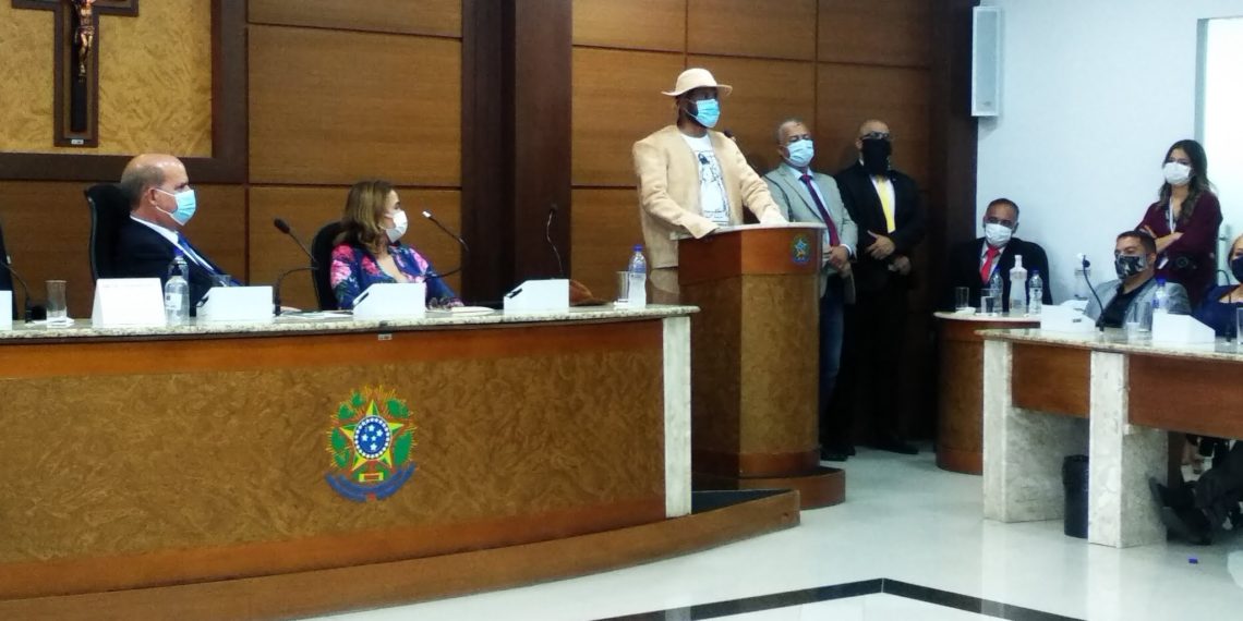 Prefeito é empossado depois de chegar a Câmara vestido de vaqueiro e montado em touro