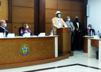 Prefeito é empossado depois de chegar a Câmara vestido de vaqueiro e montado em touro