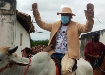 Prefeito é empossado depois de chegar a Câmara vestido de vaqueiro e montado em touro