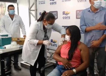 Secretaria de Saúde de Coité inicia vacinação contra Covid-19, técnica de Enfermagem da UPA foi a primeira a receber a dose