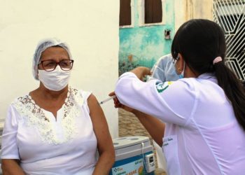 Monte Santo – Enfermeira e atual vice-prefeita aplica a primeira vacina contra Covid-19 em técnica de enfermagem