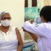Monte Santo – Enfermeira e atual vice-prefeita aplica a primeira vacina contra Covid-19 em técnica de enfermagem
