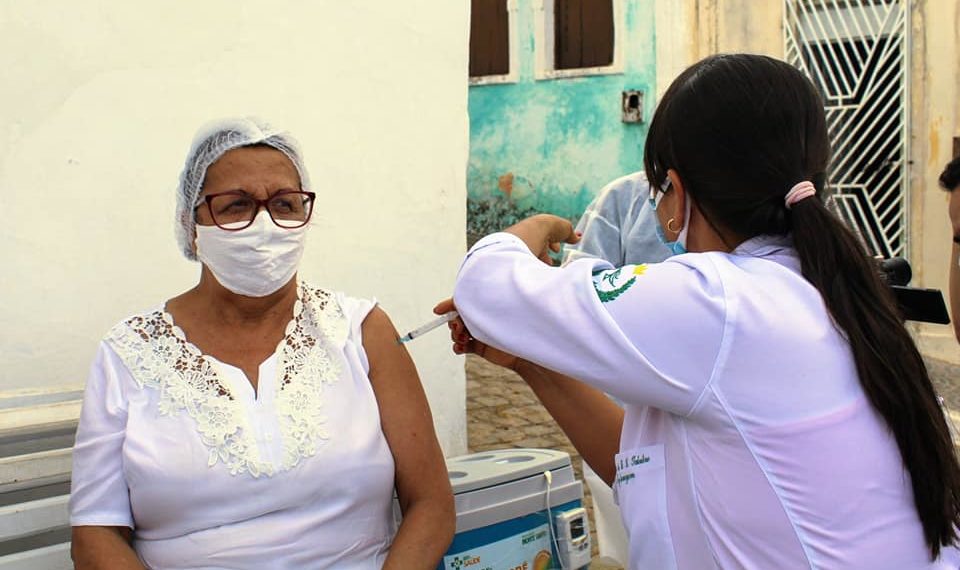 Monte Santo – Enfermeira e atual vice-prefeita aplica a primeira vacina contra Covid-19 em técnica de enfermagem