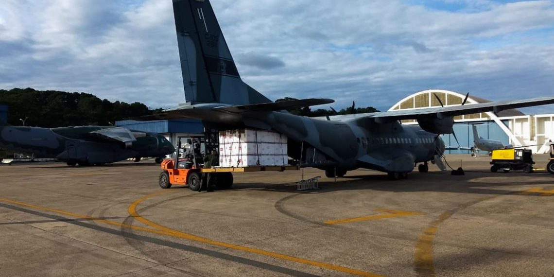 Aviões da FAB iniciam transporte de vacinas aos estados