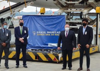 Vacinas da AstraZeneca chegam ao Brasil