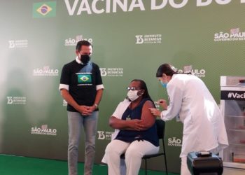 Após aprovação da Anvisa, governo de SP aplica 1ª dose da CoronaVac antes do início do plano nacional de vacinação