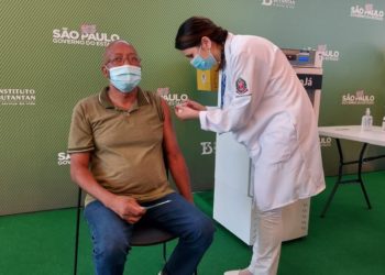 Após aprovação da Anvisa, governo de SP aplica 1ª dose da CoronaVac antes do início do plano nacional de vacinação