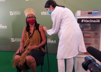 Após aprovação da Anvisa, governo de SP aplica 1ª dose da CoronaVac antes do início do plano nacional de vacinação