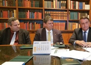 Bolsonaro anuncia isenção do diesel e fim do imposto federal no gás de cozinha