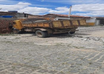 Caçamba perde os freios e por pouco não causou uma tragédia