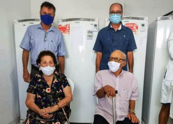 Ex-prefeito Nenenzinho e a esposa Mariá são os primeiros vacinados do grupo prioritário acima de 90 anos