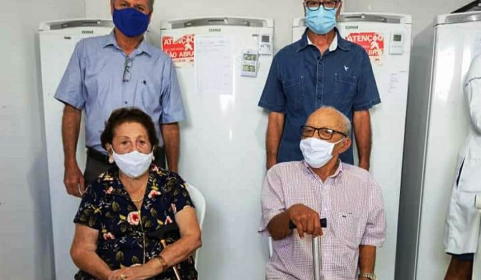 Ex-prefeito Nenenzinho e a esposa Mariá são os primeiros vacinados do grupo prioritário acima de 90 anos