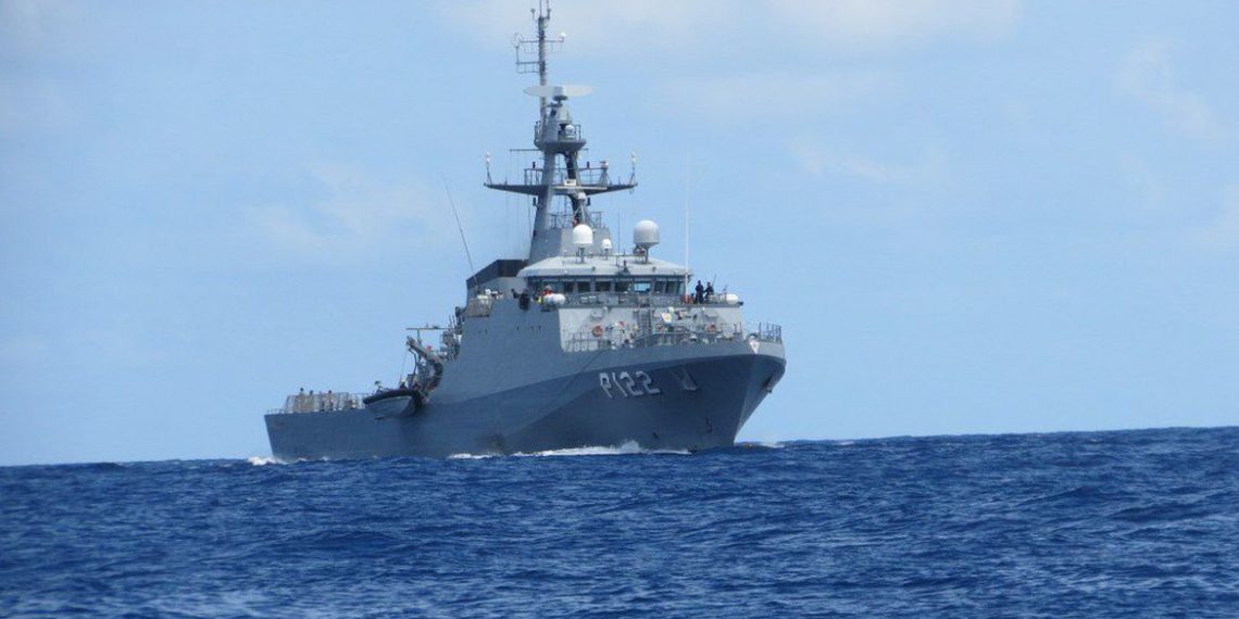 Marinha e PF apreendem barco com cocaína na costa de Pernambuco