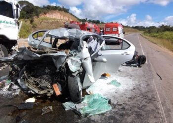 Duas pessoas morrem após acidente entre carro e caminhão na BR 101