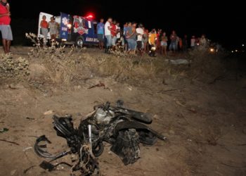 Colisão envolvendo carro e moto deixa dois mortos e um ferido na BA 120