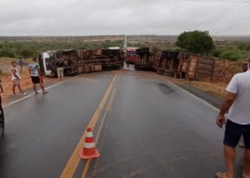 Carreta tomba e rodovia é interditada na Bahia; motorista ficou ferido