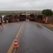 Carreta tomba e rodovia é interditada na Bahia; motorista ficou ferido