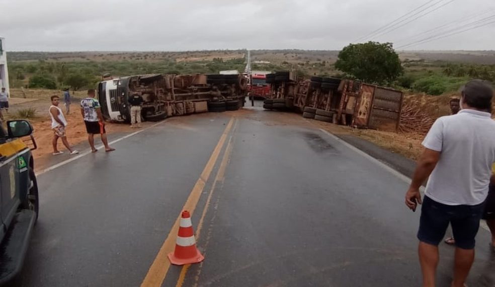Carreta tomba e rodovia é interditada na Bahia; motorista ficou ferido