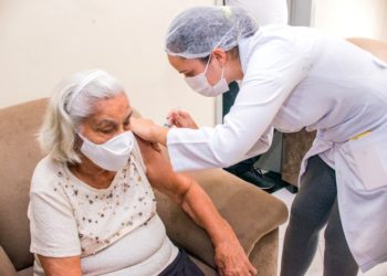 Coité – No dia que completa 95 anos, idosa recebe primeira vacina do seu grupo prioritário contra Covid