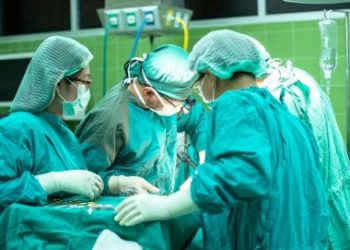 Paciente dos EUA recebe transplante de pulmão com Covid-19 e morre; caso acende alerta