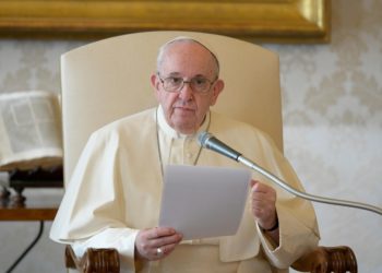 Papa Francisco toma 2ª dose da vacina contra a Covid-19