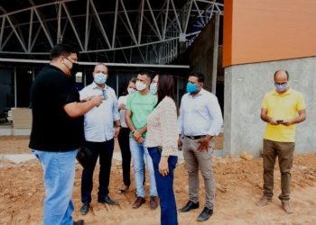 Prefeitos visitam construção da policlínica regional em Serrinha