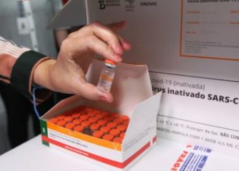 Ministério dispensa reserva de 2ª dose de vacina e vai antecipar aplicação em professores