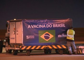 Carga de insumos para produção de 8,6 milhões de doses da CoronaVac deixa Viracopos e segue para o Instituto Butantan