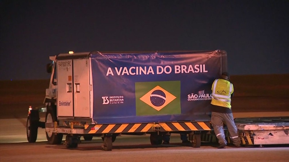 Carga de insumos para produção de 8,6 milhões de doses da CoronaVac deixa Viracopos e segue para o Instituto Butantan
