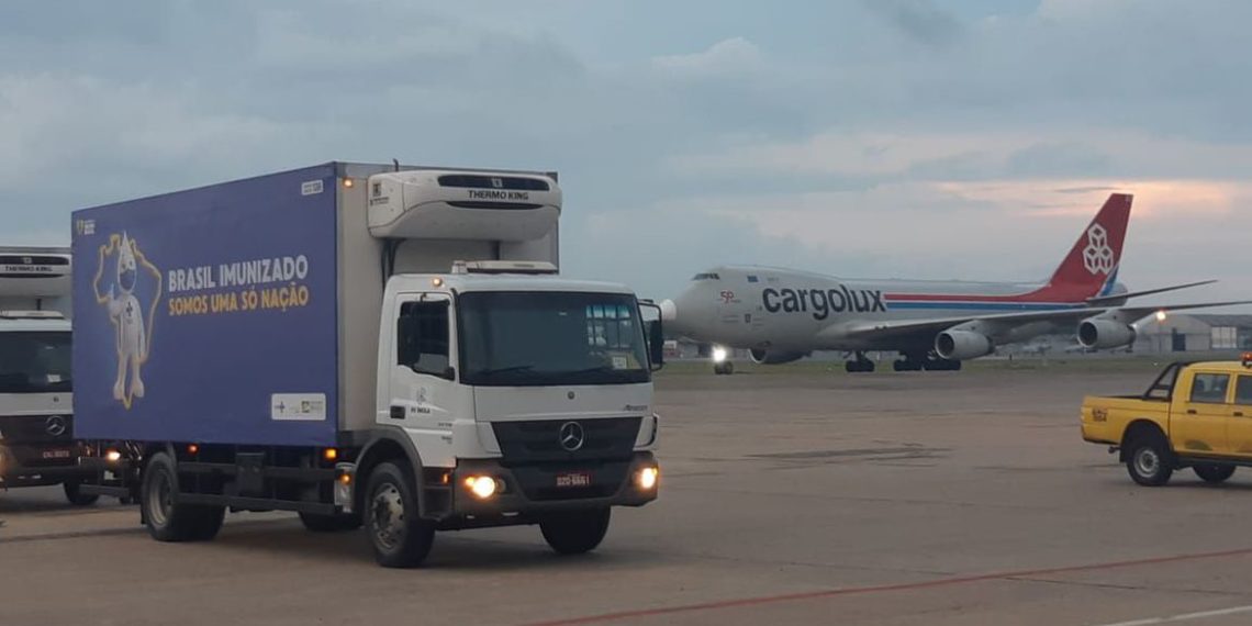 Matéria-prima para produzir 12 milhões de doses de vacina chega ao Rio