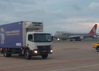 Matéria-prima para produzir 12 milhões de doses de vacina chega ao Rio
