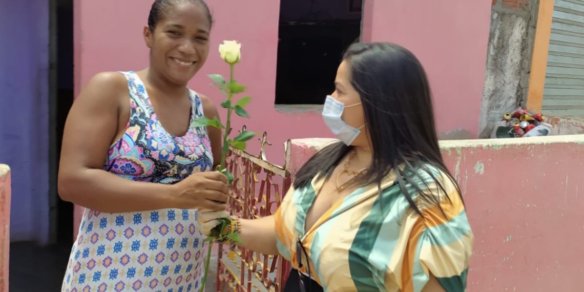 Macururé: prefeitura distribuiu flores às mulheres e veja o resultado